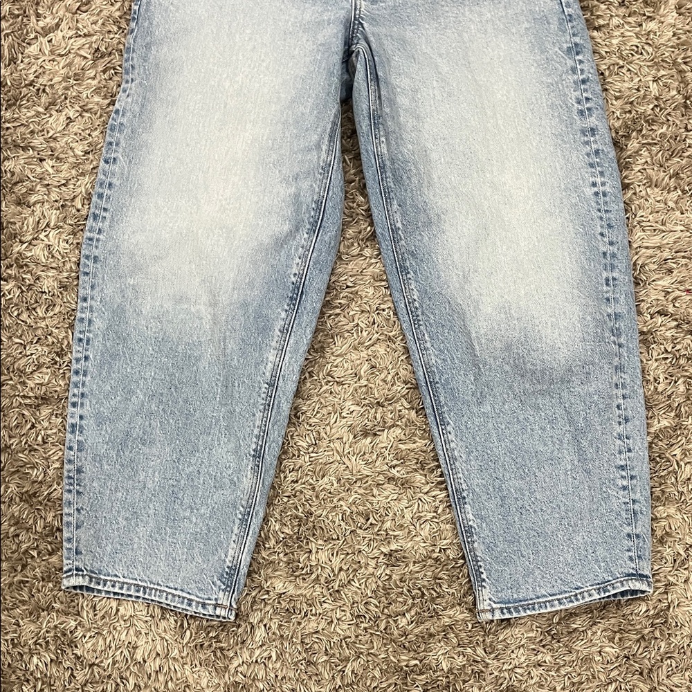 American Eagle Outfitters Light Wash Barrel Jeans - Picture 4 of 7